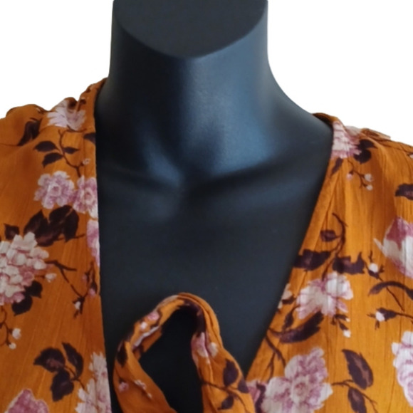 AMERICAN Eagle floral crop/ tie up top. Size small. Good used condition, no flaw - Picture 3 of 11